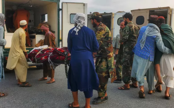 Pessoas carregam uma vítima do terremoto em uma maca para uma ambulância em um aeroporto em Jalalabad, Afeganistão, em 1º de setembro de 2025. REUTERS