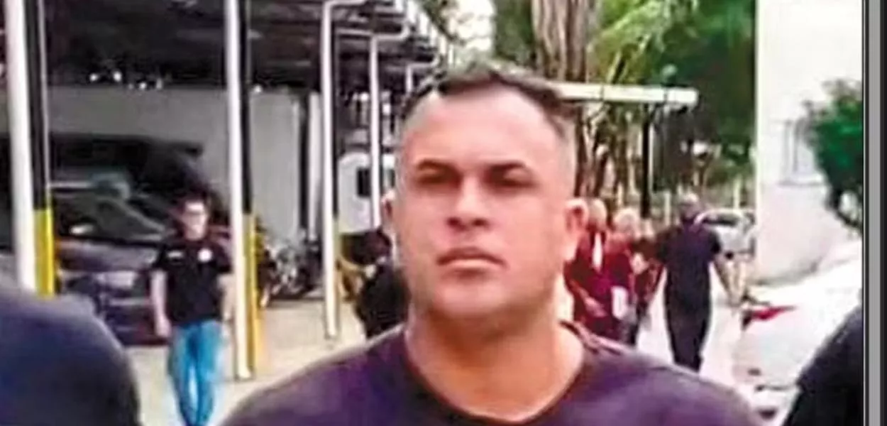 A arma do agente foi recolhida para perícia, e a polícia representou pela conversão da prisão temporária em preventiva