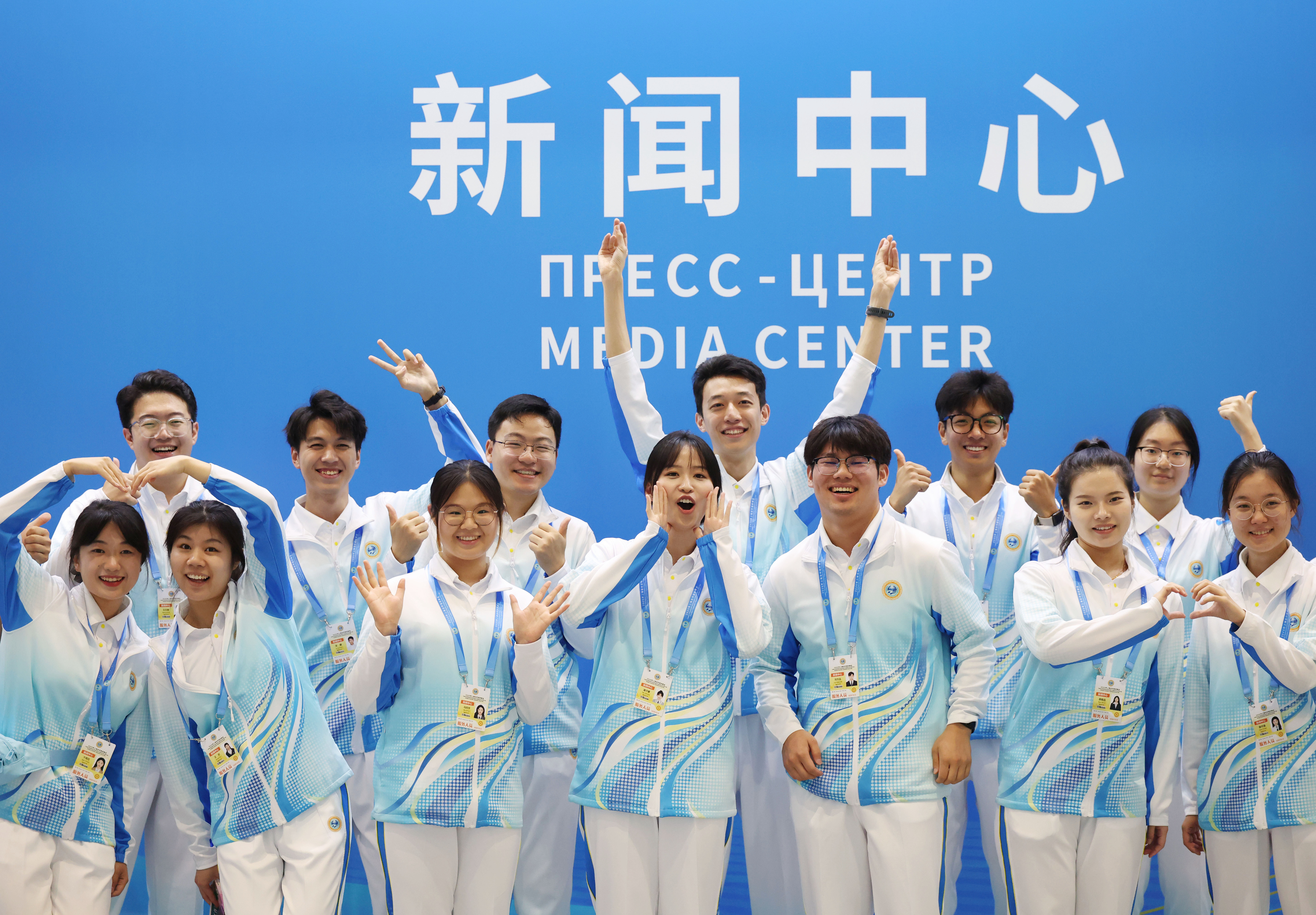 Voluntários posam para uma foto em grupo no centro de mídia da Cúpula 2025 da Organização de Cooperação de Shanghai (OCS), em Tianjin, no norte da China, em 29 de agosto de 2025. (Xinhua/Yang Qing)