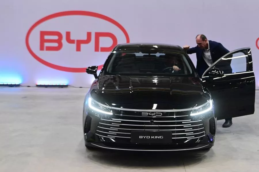 Um veículo de nova energia da BYD em exibição em Camaçari, no estado da Bahia, Brasil, em 1º de julho de 2025. (Foto de Lucio Tavora/Xinhua)
