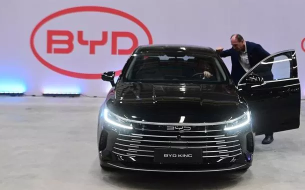 Um veículo de nova energia da BYD em exibição em Camaçari, no estado da Bahia, Brasil, em 1º de julho de 2025.  (Foto de Lucio Tavora/Xinhua)