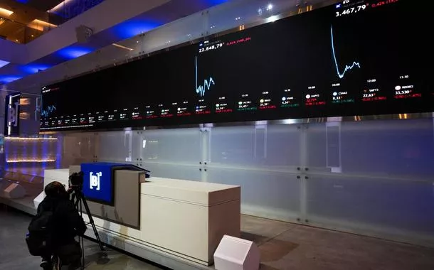 Ibovespa fecha em queda com ajustes após algumas máximas