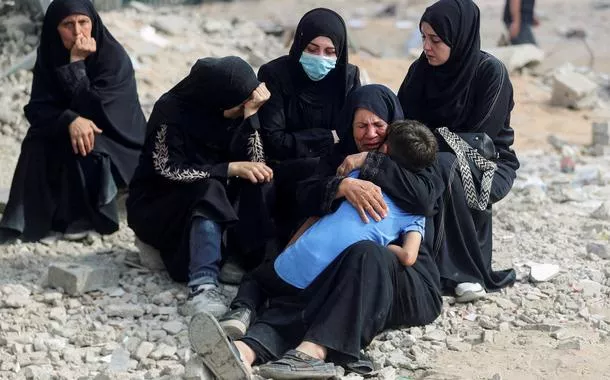 Palestinos durante funeral na Cidade de Gaza - 28/8/2025