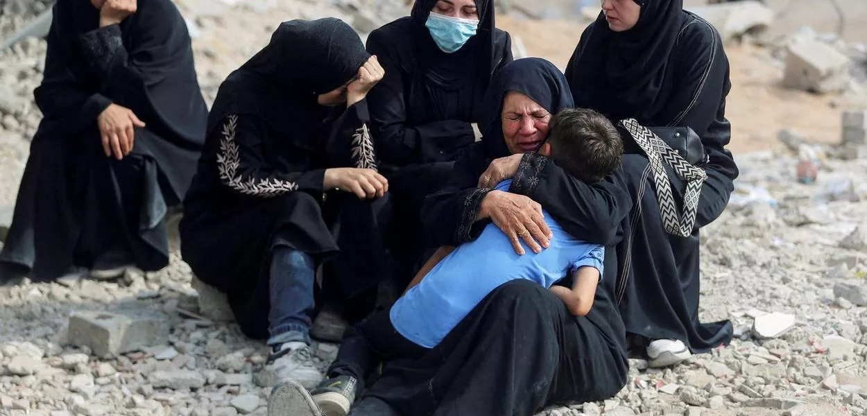 Palestinos durante funeral na Cidade de Gaza - 28/8/2025
