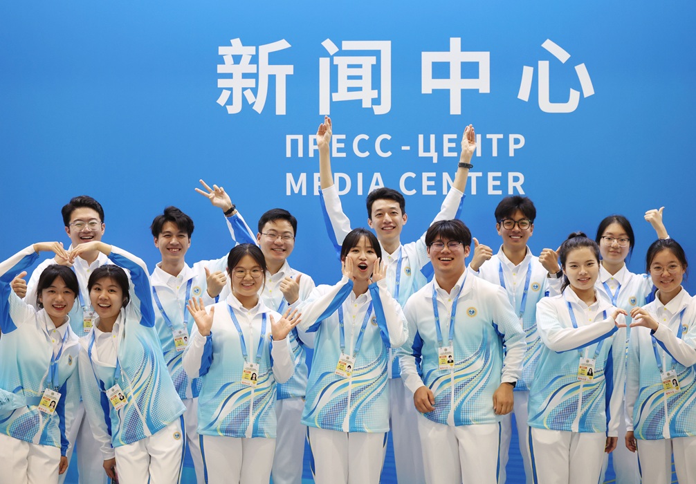 Voluntários posam para uma foto em grupo no centro de mídia da Cúpula 2025 da Organização de Cooperação de Shanghai (OCS), em Tianjin, no norte da China, em 29 de agosto de 2025. (Xinhua/Yang Qing) 