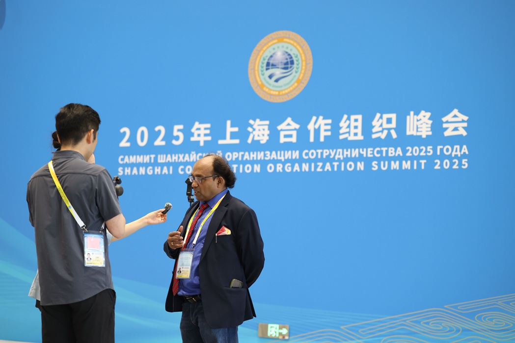 Repórteres trabalham no centro de mídia da Cúpula 2025 da Organização de Cooperação de Shanghai (OCS) em Tianjin, no norte da China, em 30 de agosto de 2025. (Xinhua/Sun Fanyue)