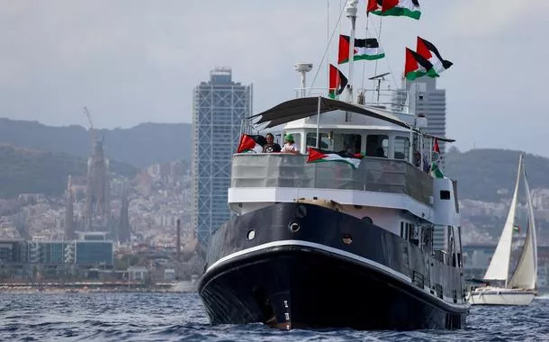 Barco de flotilha humanitária para a Faixa de Gaza é atacado por drone em Tunes