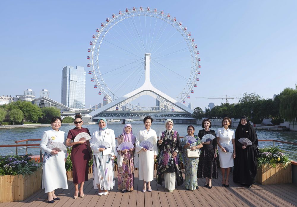 Peng Liyuan e esposas de líderes estrangeiros na Cúpula da OCS visitam rio Haihe em Tianjin