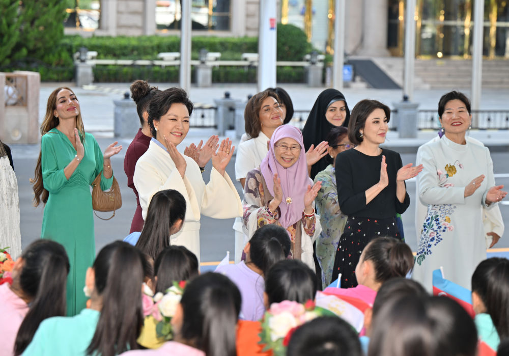 Peng Liyuan e esposas de líderes estrangeiros na Cúpula da OCS visitam rio Haihe em Tianjin