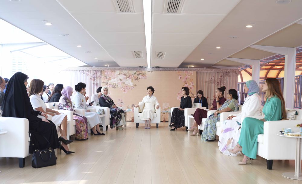 Peng Liyuan e esposas de líderes estrangeiros na Cúpula da OCS visitam rio Haihe em Tianjin