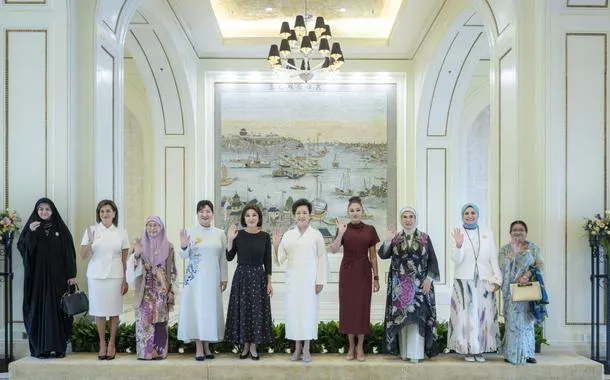 Peng Liyuan e esposas de líderes estrangeiros na Cúpula da OCS visitam rio Haihe em Tianjin