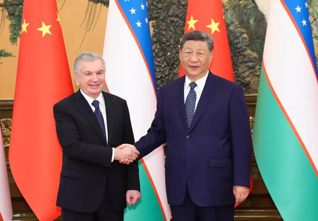 Xi Jinping recebe presidente de Uzbequistão em Beijing
