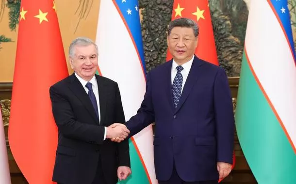 Xi Jinping recebe presidente de Uzbequistão em Beijing