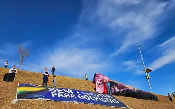 Manifestantes erguem boneco de Bolsonaro em protesto no DF: "sem anistia para golpista"