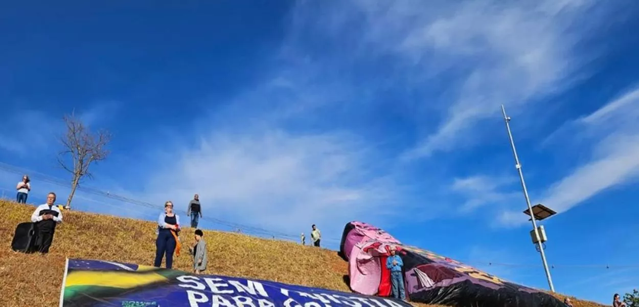 Boneco de Bolsonaro é erguido como protesto 