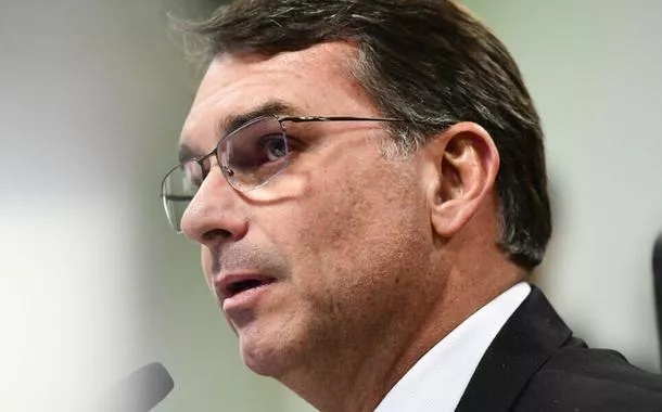 Flávio Bolsonaro resolve comparar ministros do STF a hienas que atacaram o “leão” Luiz Fux