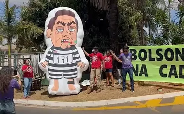 Manifestação contrária a Bolsonaro faz ironias: “salva meu pai, Trump”