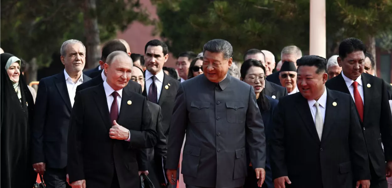 Xi Jinping entre Vladimir Putin e Kim Jong-Un