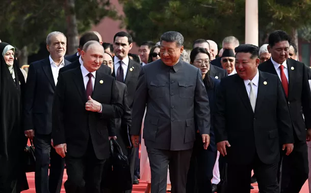 Xi Jinping projeta poder em desfile militar com Putin e Kim em Pequim