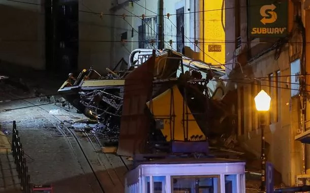 Destroços do vagão do Elevador da Glória de Lisboa que descarrilou, em Lisboa