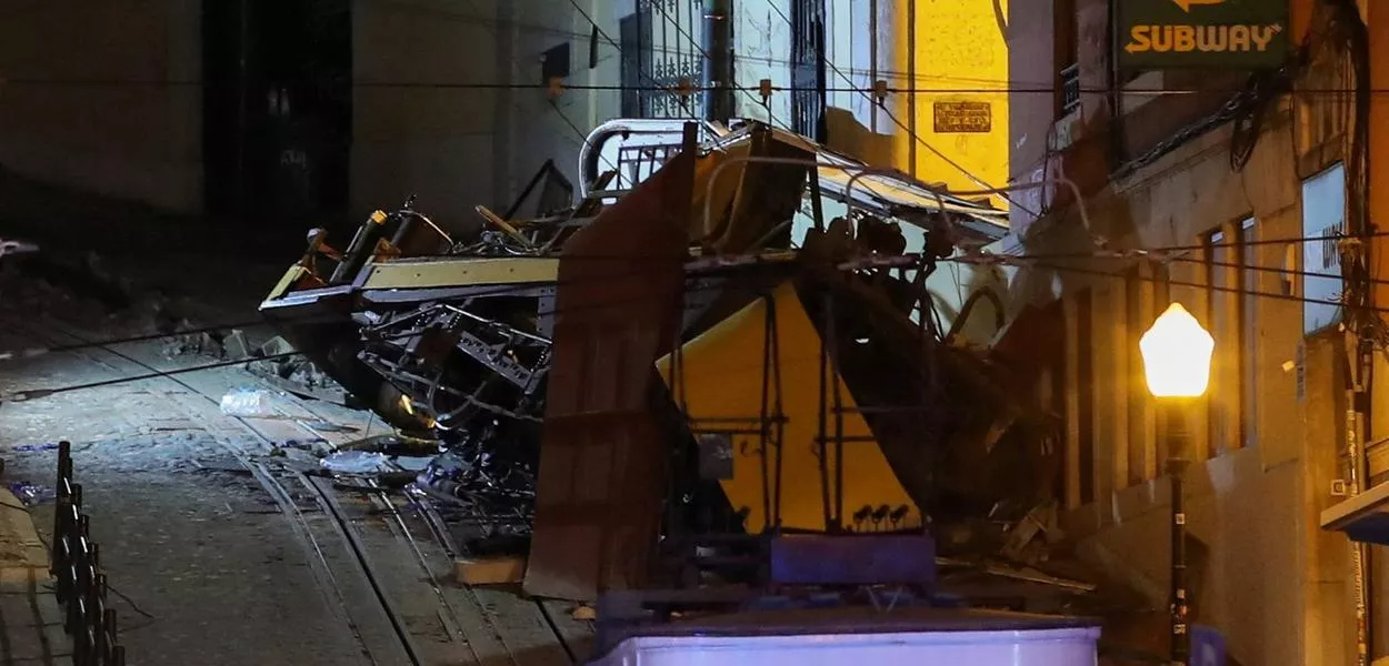 Destroços do vagão do Elevador da Glória de Lisboa que descarrilou, em Lisboa