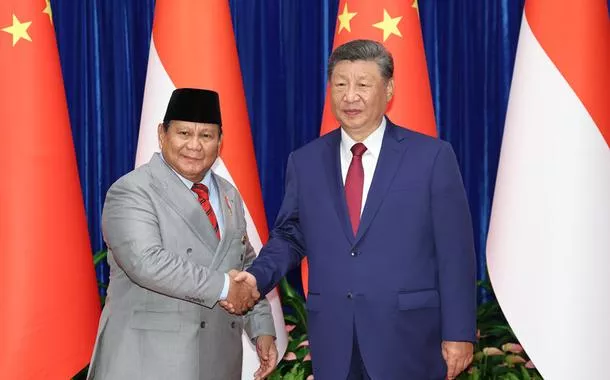 Xi Jinping se reúne com o presidente da Indonésia
