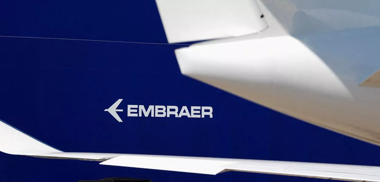 Logo da Embraer é visto em evento do setor na França - 17/06/2025