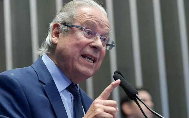 "É hora de tomarmos em nossas mãos o nosso destino", afirma José Dirceu em ato pela soberania