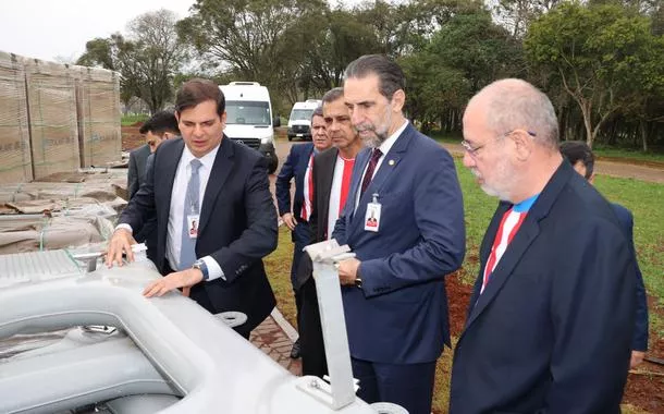 Diretores de Itaipu visitam obras de usina solar flutuante que vai gerar energia limpa no reservatório