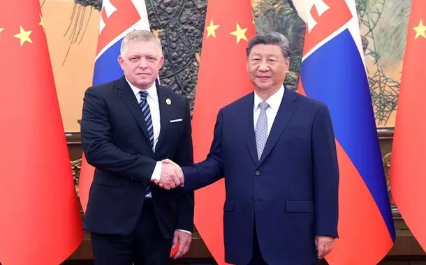 Xi Jinping se reúne com o primeiro-ministro da Eslováquia