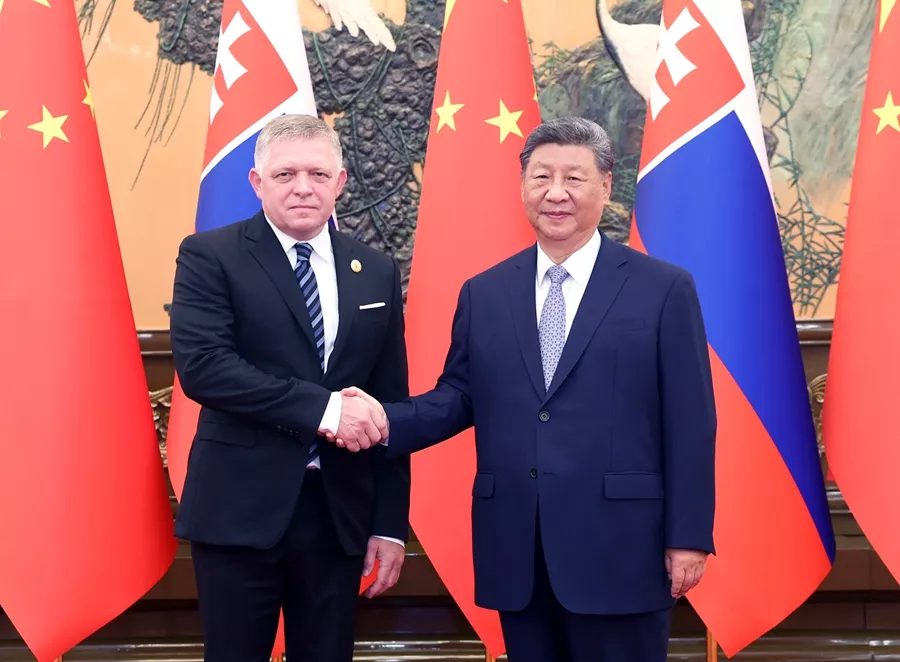 Xi Jinping se reúne com o primeiro-ministro da Eslováquia