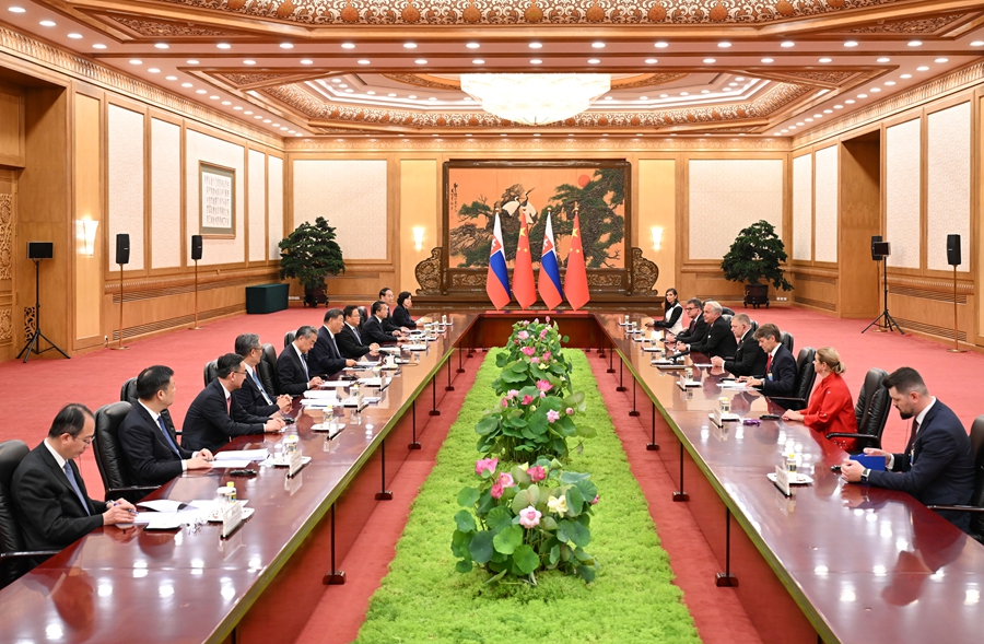 Xi Jinping se reúne com o primeiro-ministro da Eslováquia