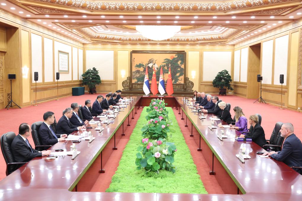 Xi reúne-se com presidente sérvio