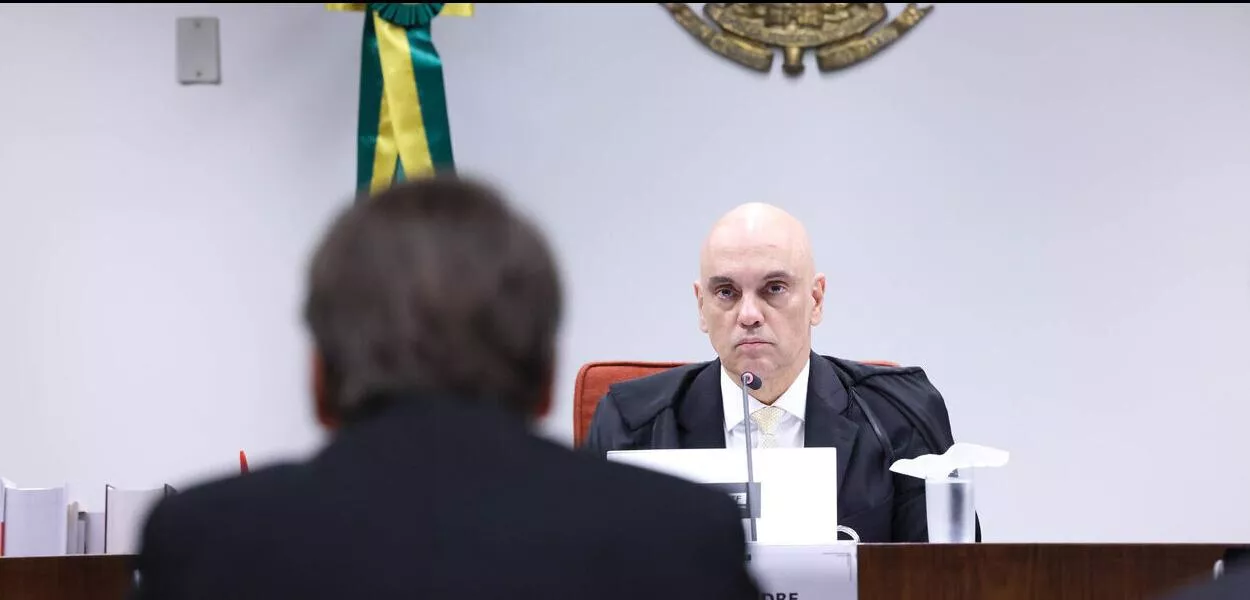 Jair Bolsonaro, de costas, e Alexandre de Moraes