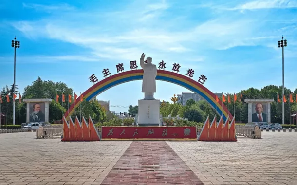 Praça O Oriente é Vermelho, estátua de Mao Tsé-tung