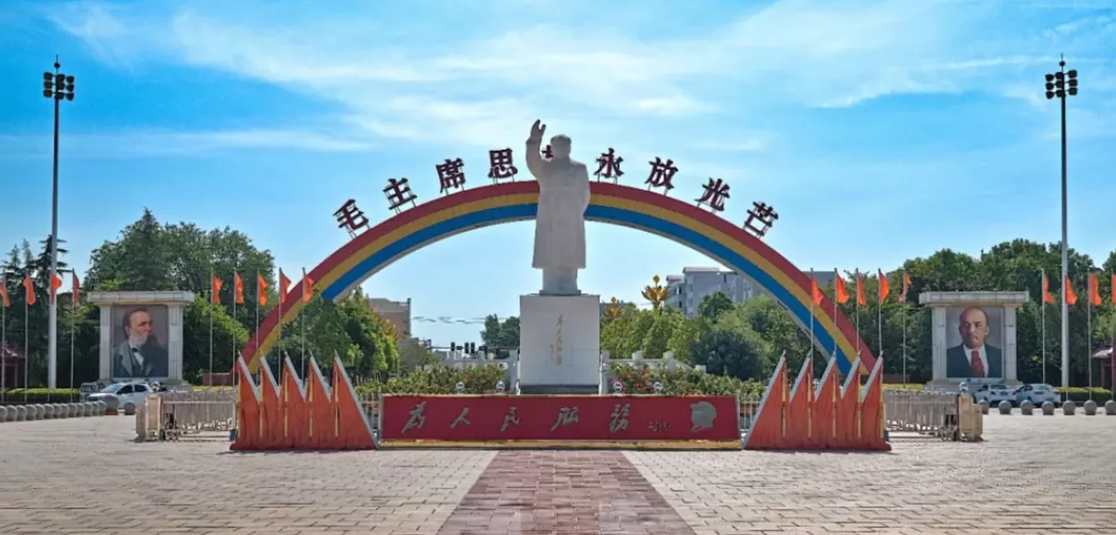 Praça O Oriente é Vermelho, estátua de Mao Tsé-tung