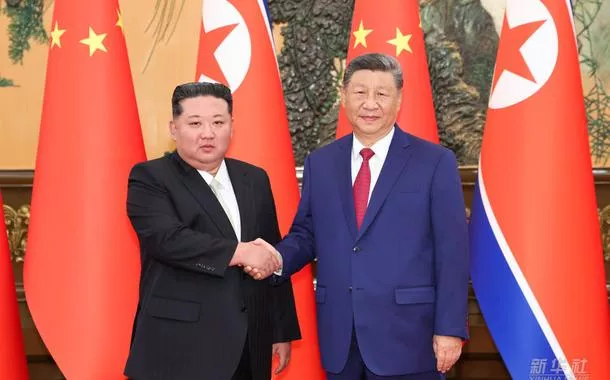Xi Jinping conversa com Kim Jong Un