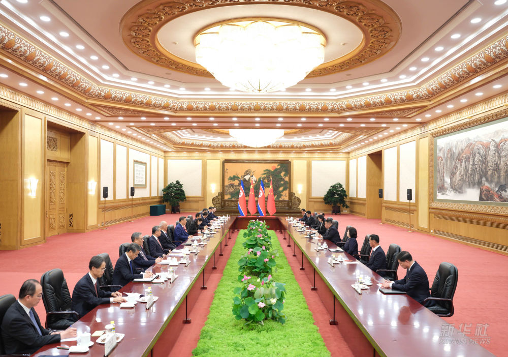 Xi Jinping conversa com Kim Jong Un