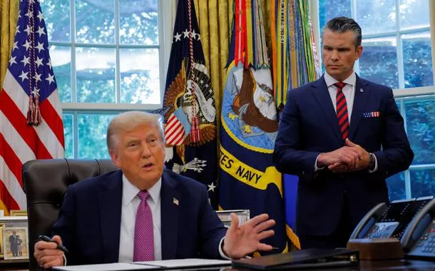 Trump considera ataques militares contra Venezuela, enquanto Maduro mobiliza milícias para "luta armada"