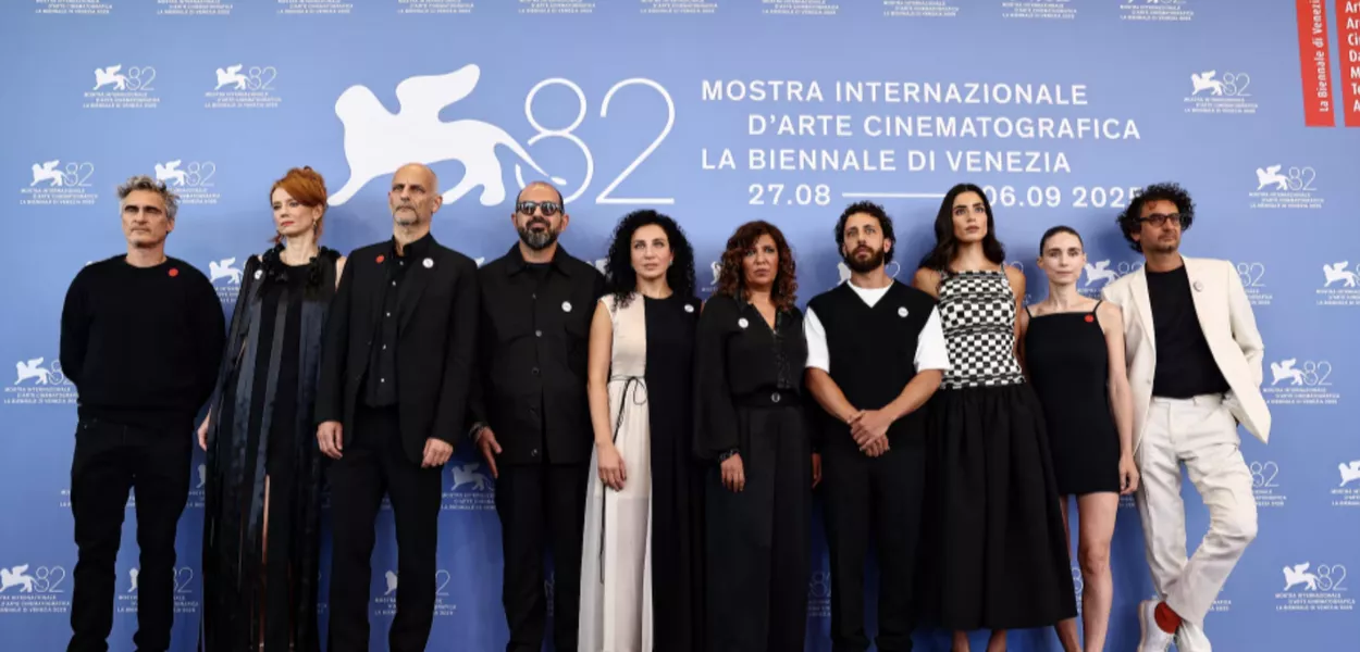Joaquin Phoenix, Amer Hlehel, Motaz Malhees, Saja Kilani, Clara Khoury, Kaouther Ben Hania e Rooney Mara posam durante uma sessão de fotos para o filme "A Voz de Hind Rajab", em competição, no 82º Festival de Cinema de Veneza, Veneza, Itália