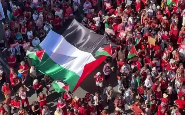 Milhares de manifestantes se reuniram em Bruxelas, na Bélgica, onde fica a sede do bloco