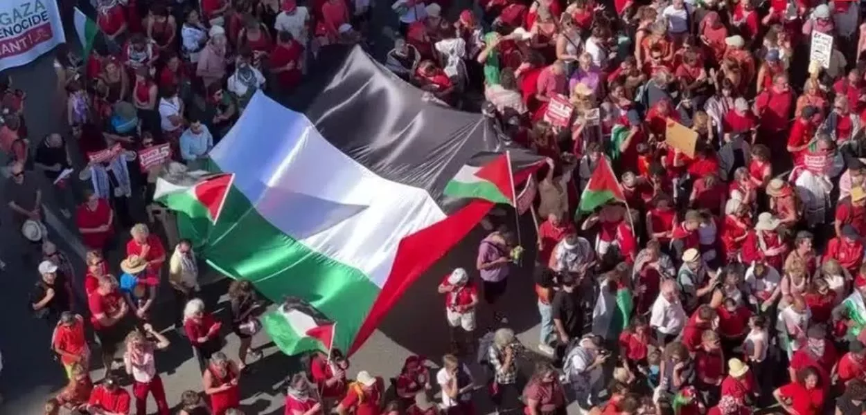 Milhares de manifestantes se reuniram em Bruxelas, na Bélgica, onde fica a sede do bloco