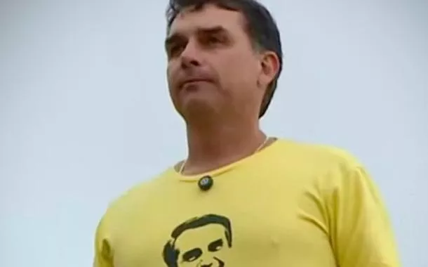 Flávio usa camisa Bolsonaro 2026 e diz que seu pai será candidato depois da anistia