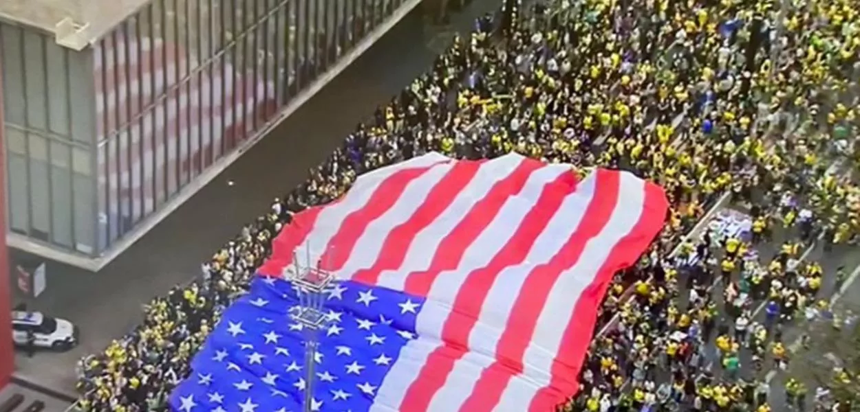 Bandeira dos EUA é exibida em atto bolsrista no dia 7 de Setembro
