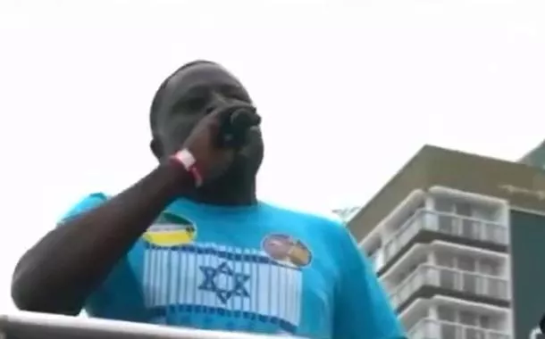 Vestindo uma camisa com a bandeira de Israel, Hélio Negão diz que Bolsonaro é candidato: "não tem plano b"
