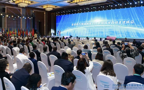 Xinhua aponta riscos da colonização ideológica promovida pelos Estados Unidos