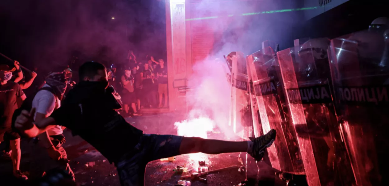 Manifestantes entram em confronto com a polícia de choque, durante um protesto universitário em Novi Sad, Sérvia, 5 de setembro de 2025