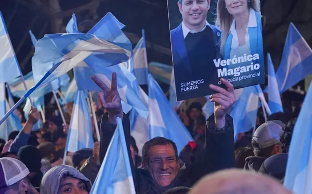 Apoiadores do Fuerza Patria celebram a vitória da coalizão com bandeiras argentinas e cartazes de Axel Kiciloff e Verônica Magario