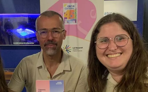 Jamil Chade ao centro, de óculos, barba e camisa clara, segurando um livro. À esquerda, Rafaela Machado, de cabelo castanho longo e roupa preta, sorrindo. À direita, Michelle Machado, também sorridente, com cabelo longo, óculos e camisa bege clara