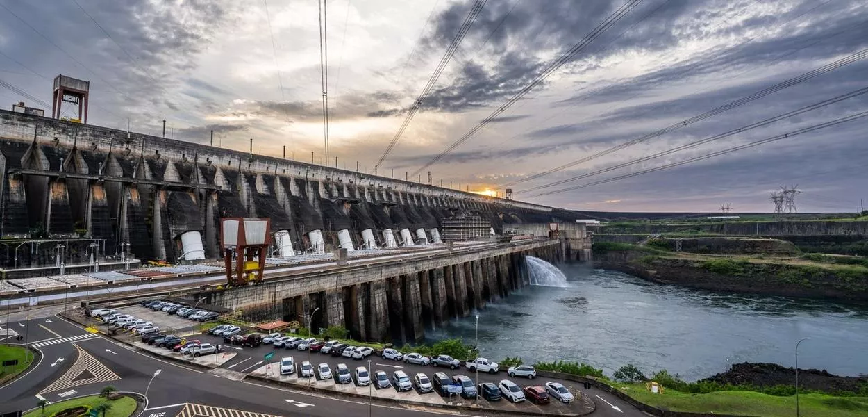 Vista panorâmica da hidrelétrica de Itaipu, que alcançou a marca histórica de 3,1 bilhões de MWh produzidos desde 1984